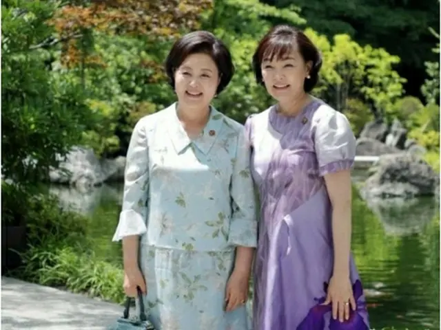金正淑氏（左）と安倍昭恵氏（青瓦台フェイスブックより）＝（聯合ニュース）