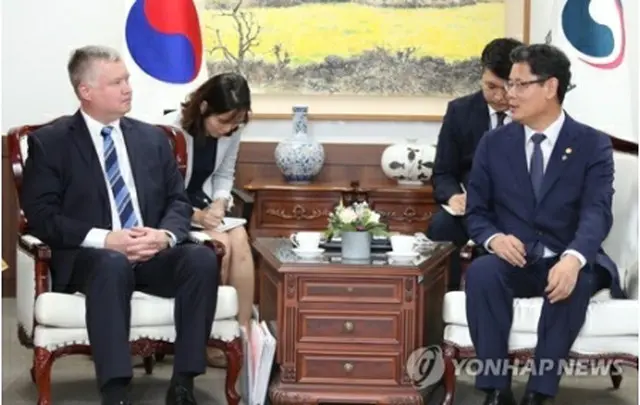 金錬鉄統一部長官（右）を表敬訪問したビーガン氏＝２８日、ソウル（聯合ニュース）