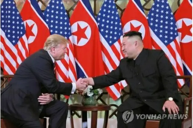 トラップ氏（左）と金委員長＝（聯合ニュース）