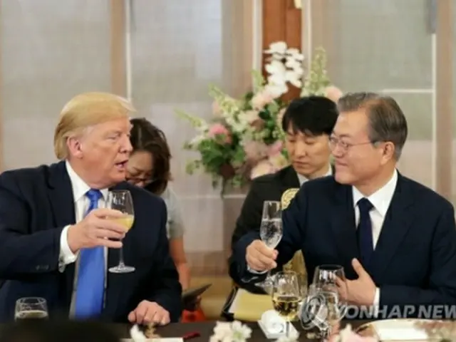 乾杯するトランプ氏と文大統領＝２９日、ソウル（聯合ニュース）