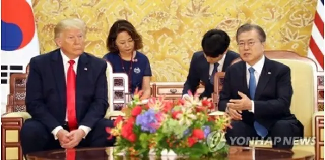 韓国の文在寅大統領（右）とトランプ米大統領との会談が３０日午前、青瓦台で始まった＝３０日、ソウル（聯合ニュース）