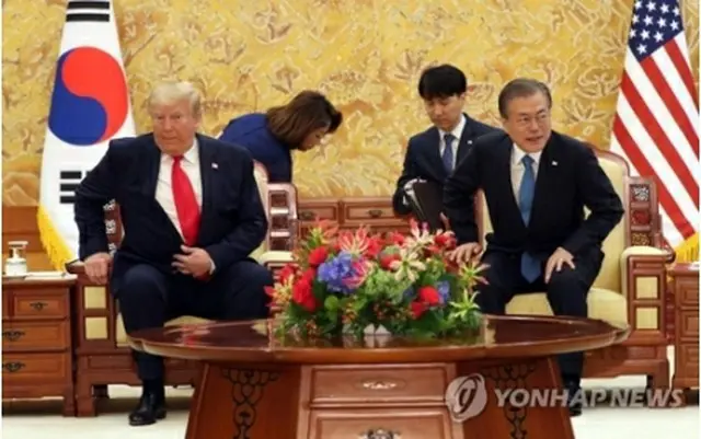 文大統領（右）とトランプ米大統領＝３０日、ソウル（聯合ニュース）