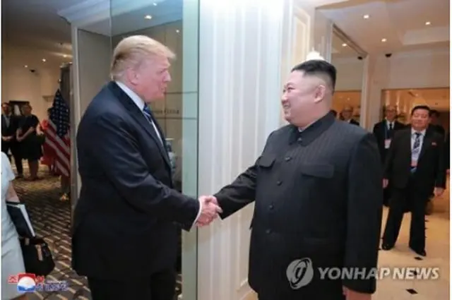 トランプ氏（左）と金正恩（キム・ジョンウン）国務委員長（朝鮮労働党委員長）＝（朝鮮中央通信＝聯合ニュース）《転載・転用禁止》
