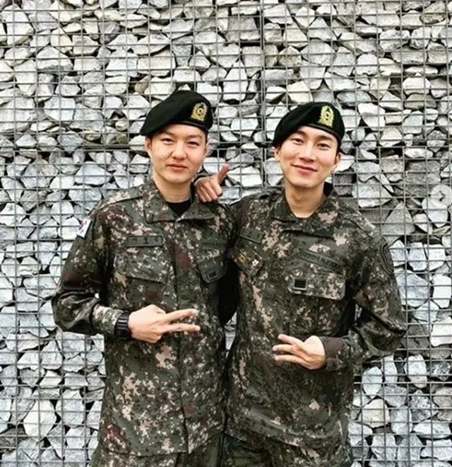 軍服中の「BTOB」チャンソプ（左）とウングァン。（提供:OSEN）