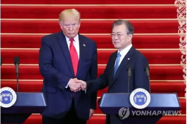 共同会見後に握手する韓米首脳＝３０日、ソウル（聯合ニュース）