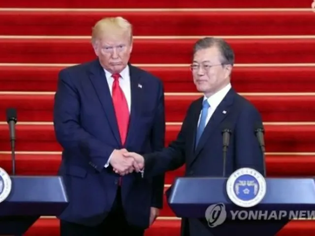 共同会見後に握手する韓米首脳＝３０日、ソウル（聯合ニュース）