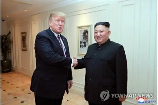 握手を交わすトランプ氏（左）と金正恩氏（資料写真）＝（朝鮮中央通信＝聯合ニュース）《転載・転用禁止》