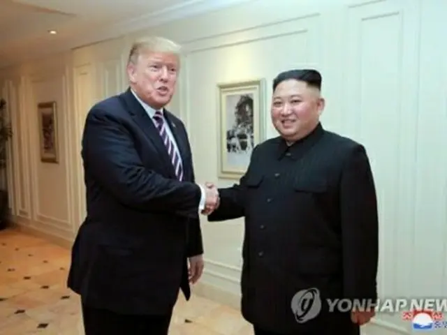 握手を交わすトランプ氏（左）と金正恩氏（資料写真）＝（朝鮮中央通信＝聯合ニュース）《転載・転用禁止》