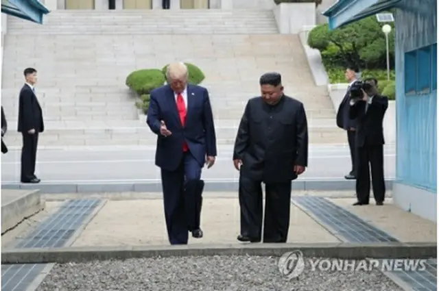 軍事境界線の韓国側に入る米朝首脳＝３０日、板門店（聯合ニュース）
