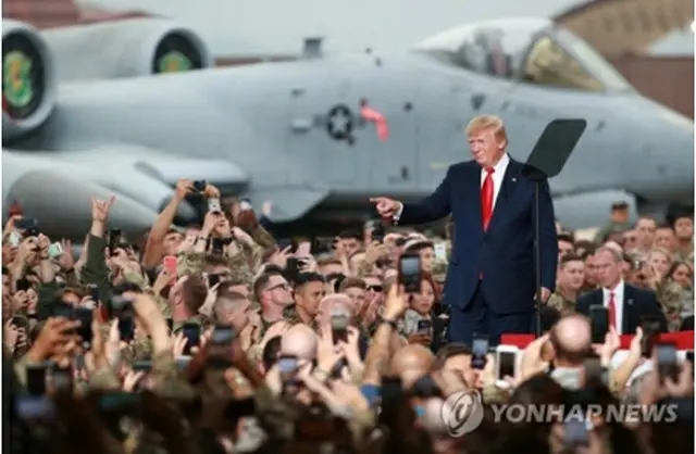 帰国前に在韓米軍空軍基地で演説したトランプ氏＝３０日、烏山（聯合ニュース）