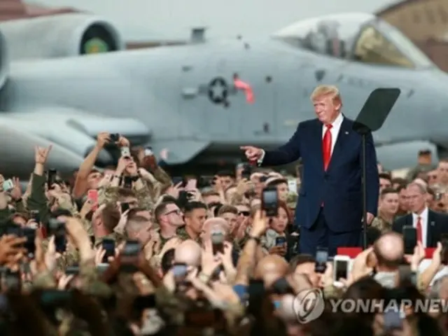 帰国前に在韓米軍空軍基地で演説したトランプ氏＝３０日、烏山（聯合ニュース）