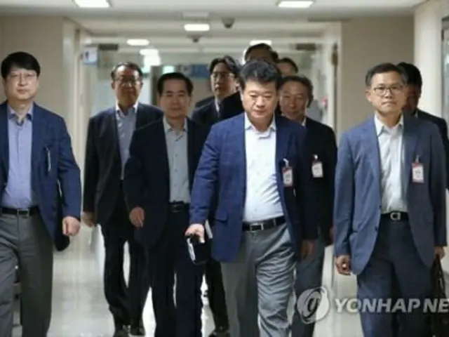 緊急懸案点検会議に出席する関連業界の関係者=1日、ソウル(聯合ニュース)