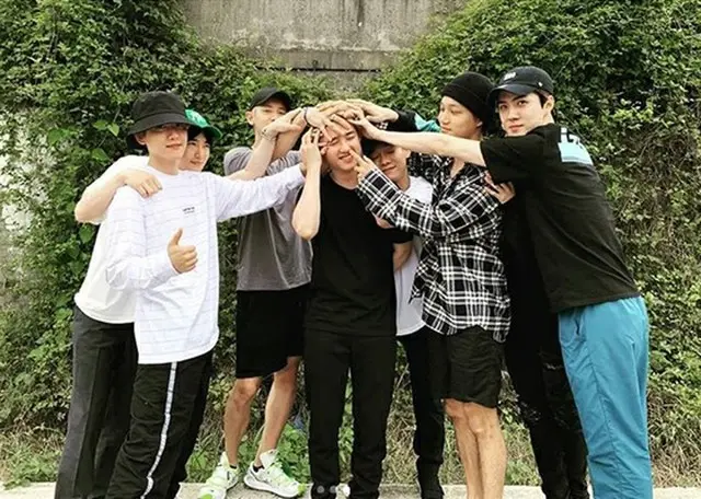 韓国ボーイズグループ「EXO」のD.O.が、メンバーに温かく見送られて入隊した。（提供:news1）