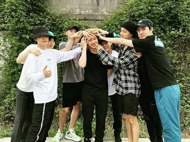 韓国ボーイズグループ「EXO」のD.O.が、メンバーに温かく見送られて入隊した。（提供:news1）