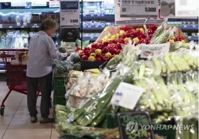 スーパーの食品売り場を回る買い物客（資料写真）＝（聯合ニュース）