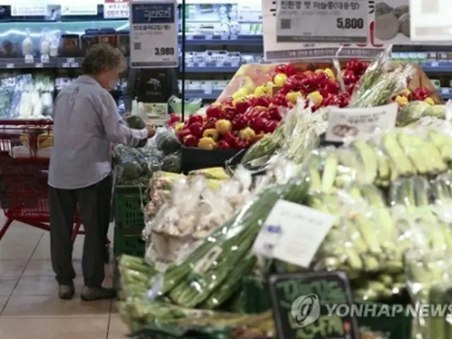 スーパーの食品売り場を回る買い物客（資料写真）＝（聯合ニュース）
