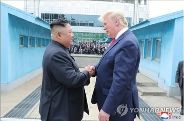 トランプ大統領（右）は韓国訪問を機に、６月３０日に板門店で金委員長に会った。北朝鮮の朝鮮中央通信は翌日、両氏の対面を伝えた＝（朝鮮中央通信＝聯合ニュース）《転載・転用禁止》