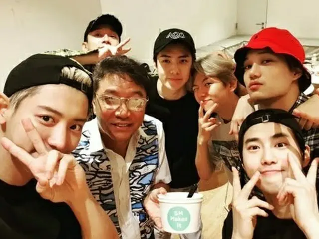 韓国芸能事務所SMエンターテインメントのイ・スマン会長が、ボーイズグループ「EXO」のコンサートのリハーサル現場を訪れた。（提供:news1）