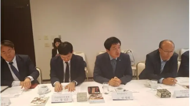 記者懇談会に出席した安栄培社長（右から２人目）＝４日、東京（聯合ニュース）