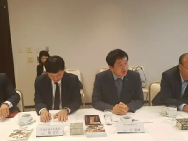 記者懇談会に出席した安栄培社長（右から２人目）＝４日、東京（聯合ニュース）