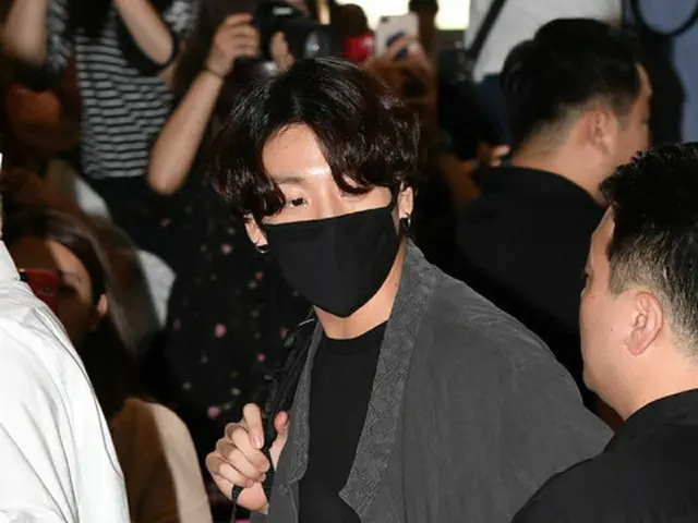 「防弾少年団」JUNG KOOK、大阪に向けて出国時の”改良韓服”が話題