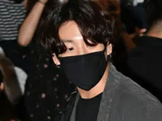 「防弾少年団」JUNG KOOK、大阪に向けて出国時の”改良韓服”が話題