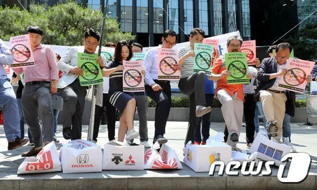 日本政府が4日から韓国を相手に材料部品の輸出規制を施行した中、韓国政府と企業を越え、一般国民まで怒りを露わにし、対応に乗り出している。