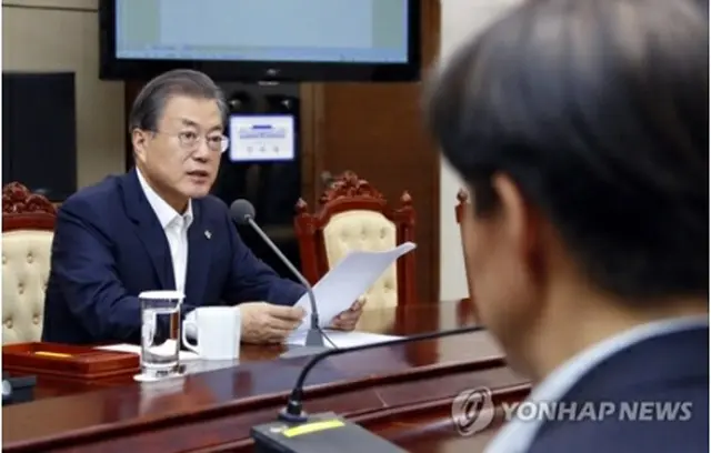 先月３日の首席秘書官・補佐官会議で発言する文大統領＝８日、ソウル（聯合ニュース）