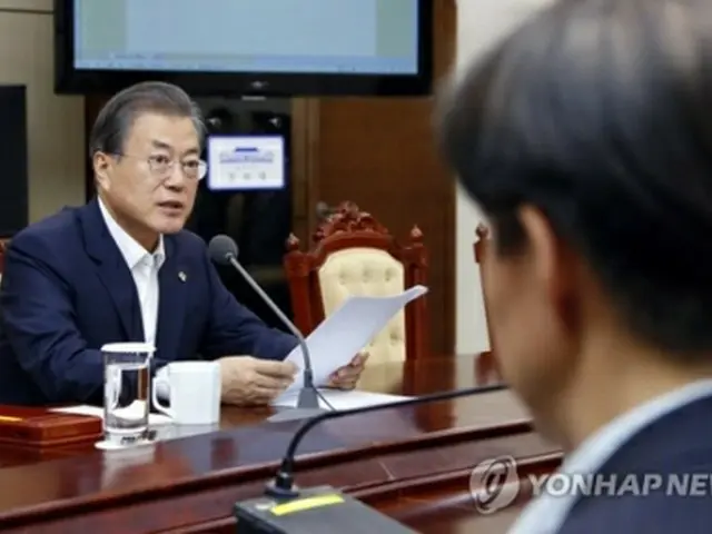 先月３日の首席秘書官・補佐官会議で発言する文大統領＝８日、ソウル（聯合ニュース）