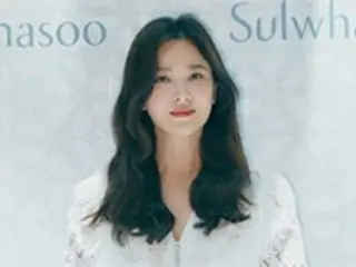 女優ソン・ヘギョ、ソン・ジュンギとの離婚発表後初の公の場＝ファンに笑顔