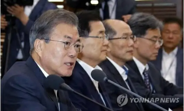 首席秘書官・補佐官会議で発言する文大統領＝８日、ソウル（聯合ニュース）