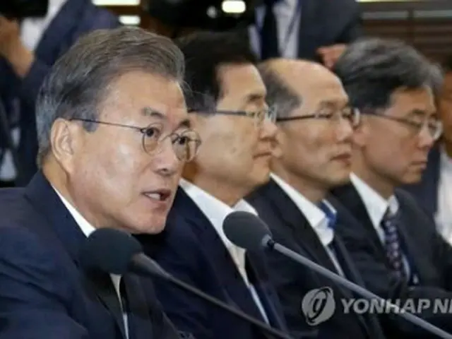 首席秘書官・補佐官会議で発言する文大統領＝８日、ソウル（聯合ニュース）