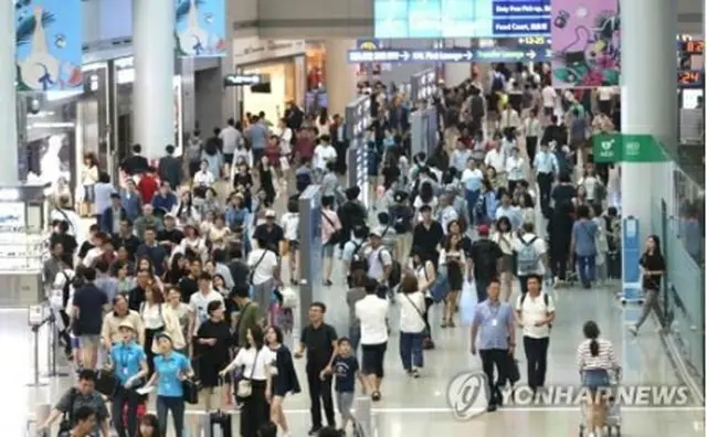 旅行客で混雑する仁川国際空港（資料写真）＝（聯合ニュース）