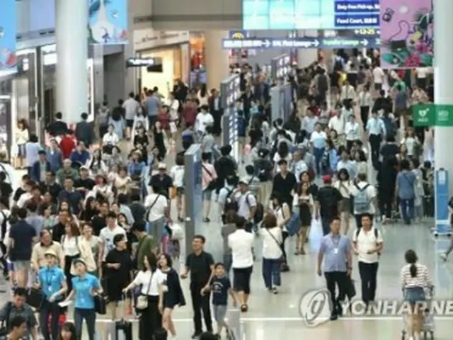旅行客で混雑する仁川国際空港（資料写真）＝（聯合ニュース）