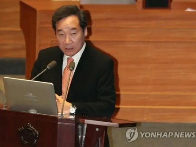 国会で答弁する李氏＝１０日、ソウル（聯合ニュース）