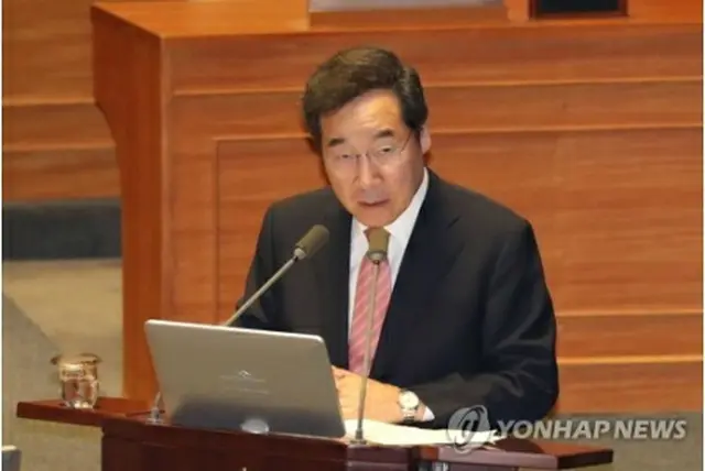 国会の対政府質疑で答弁する李洛淵首相＝１０日、ソウル（聯合ニュース）