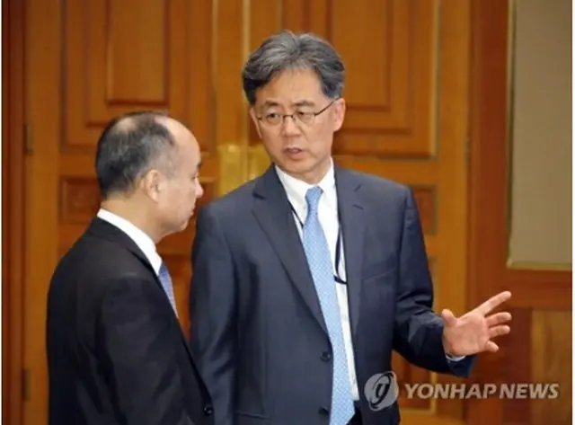 青瓦台の金鉉宗・国家安保室第2次長（右）＝（聯合ニュース）