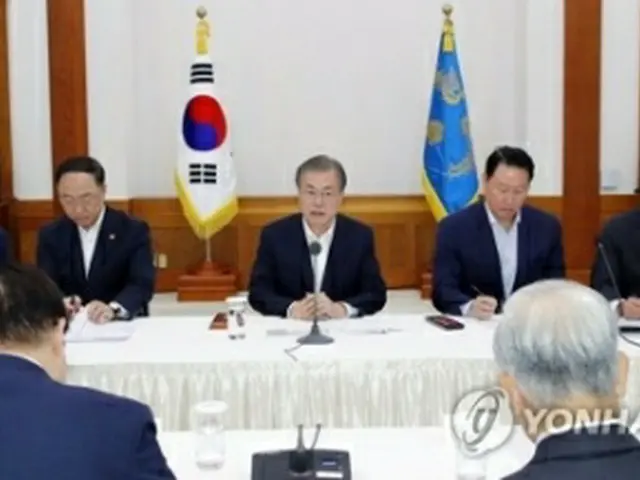 青瓦台で１０日に行われた主要３０企業グループトップとの懇談会で発言する文大統領（中央）＝１０日、ソウル（聯合ニュース）