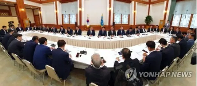 10日、青瓦台で開かれた文大統領と大企業トップらとの懇談会＝（聯合ニュース）