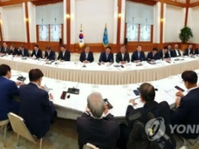 10日、青瓦台で開かれた文大統領と大企業トップらとの懇談会＝（聯合ニュース）