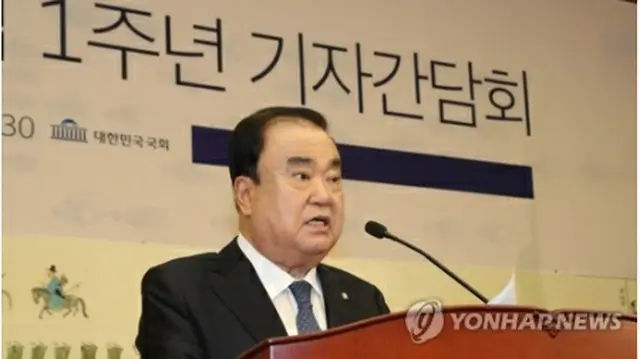 国会で記者懇談会を行う文氏＝１２日、ソウル（聯合ニュース）