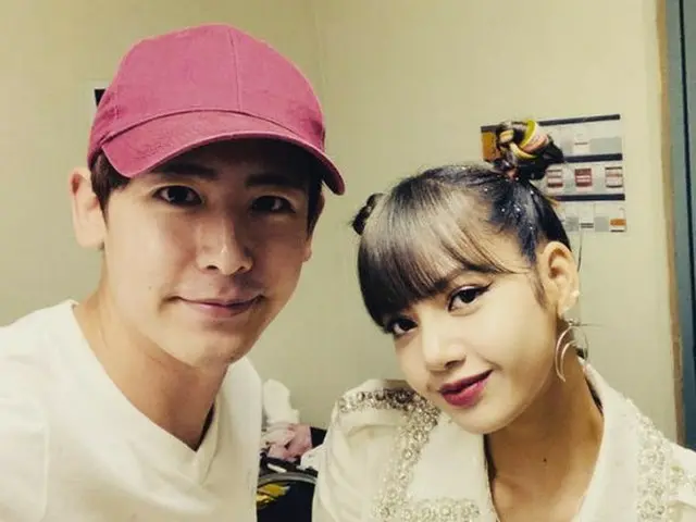 「2PM」ニックンが「BLACKPINK」LISA（リサ）との2ショット写真を公開した。(提供:OSEN）