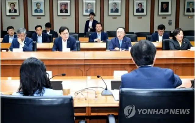 日本の輸出規制への対応を巡る関係閣僚会議で発言する洪楠基氏（右から４人目、企画財政部提供）＝１２日、世宗（聯合ニュース）≪転載・転用禁止≫