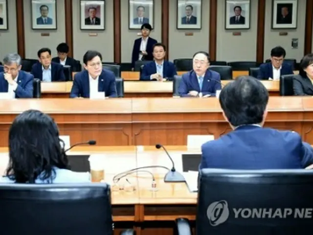 日本の輸出規制への対応を巡る関係閣僚会議で発言する洪楠基氏（右から４人目、企画財政部提供）＝１２日、世宗（聯合ニュース）≪転載・転用禁止≫