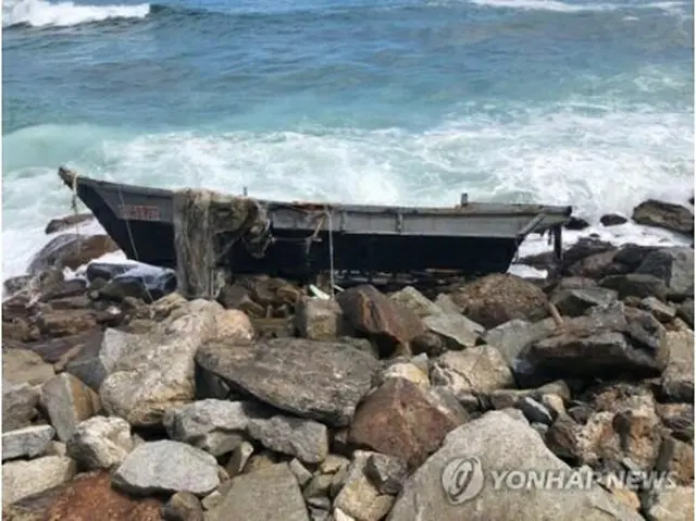 １２日に江原道・高城の海岸で見つかった無人の北朝鮮の木造船（合同参謀本部提供、転載・転用禁止）＝（聯合ニュース）