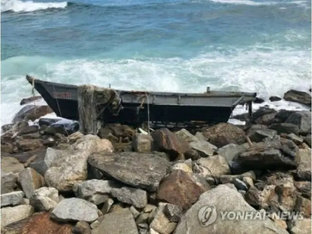 １２日に江原道・高城の海岸で見つかった無人の北朝鮮の木造船（合同参謀本部提供、転載・転用禁止）＝（聯合ニュース）