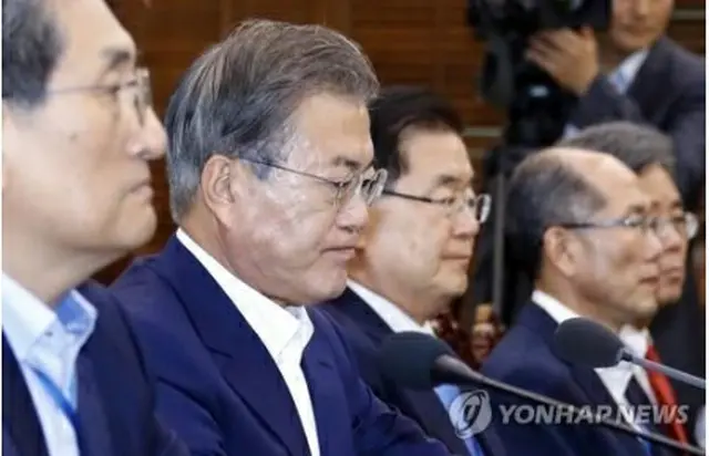 会議で硬い表情を浮かべる文大統領（手前から２人目）＝１５日、ソウル（聯合ニュース）