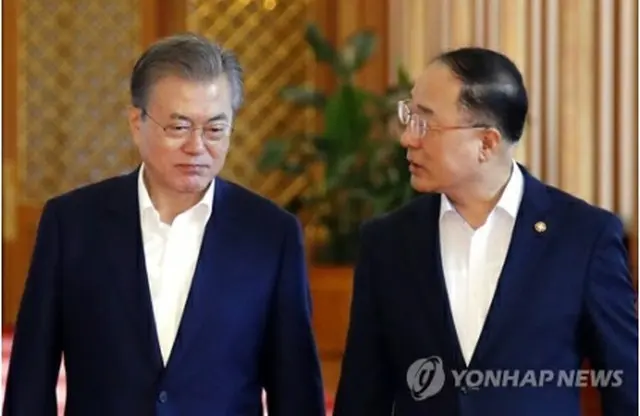 この日は閣議も開かれた。文在寅（ムン・ジェイン）大統領（左）と洪副首相＝１６日、ソウル（聯合ニュース）