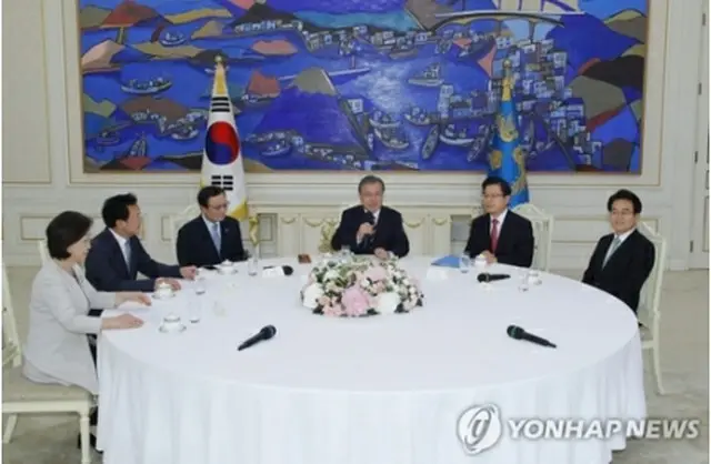 文在寅大統領（右から３人目）と与野党５党の代表は日本の対韓輸出規制強化について、自由貿易の秩序に背く不当な経済報復との見解で一致した＝１８日、ソウル（聯合ニュース）