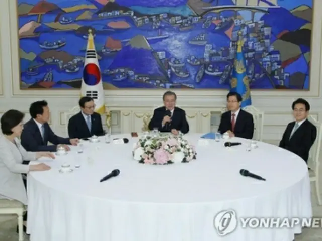 文在寅大統領（右から３人目）と与野党５党の代表は日本の対韓輸出規制強化について、自由貿易の秩序に背く不当な経済報復との見解で一致した＝１８日、ソウル（聯合ニュース）